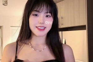 现在小女生都喜欢自拍！李月汝晒视频：生活一肘给我眼线都肘飞了